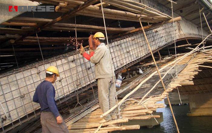 Zhejiang Jinliwen Expressway Strengthening, planting steel rebar