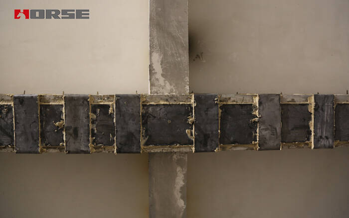 Réparation du béton fissuré avec une plaque d'acier Réparation du béton fissuré avec une plaque d'acier
