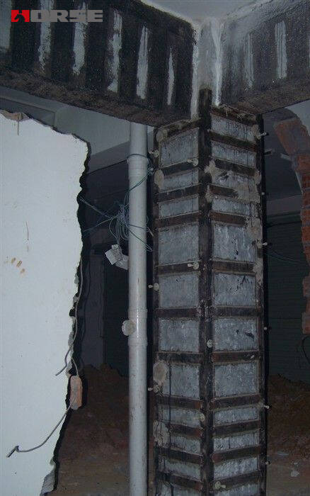 renforcé par une plaque d'acier collée à l'extérieur renforcé par une plaque d'acier collée à l'extérieur