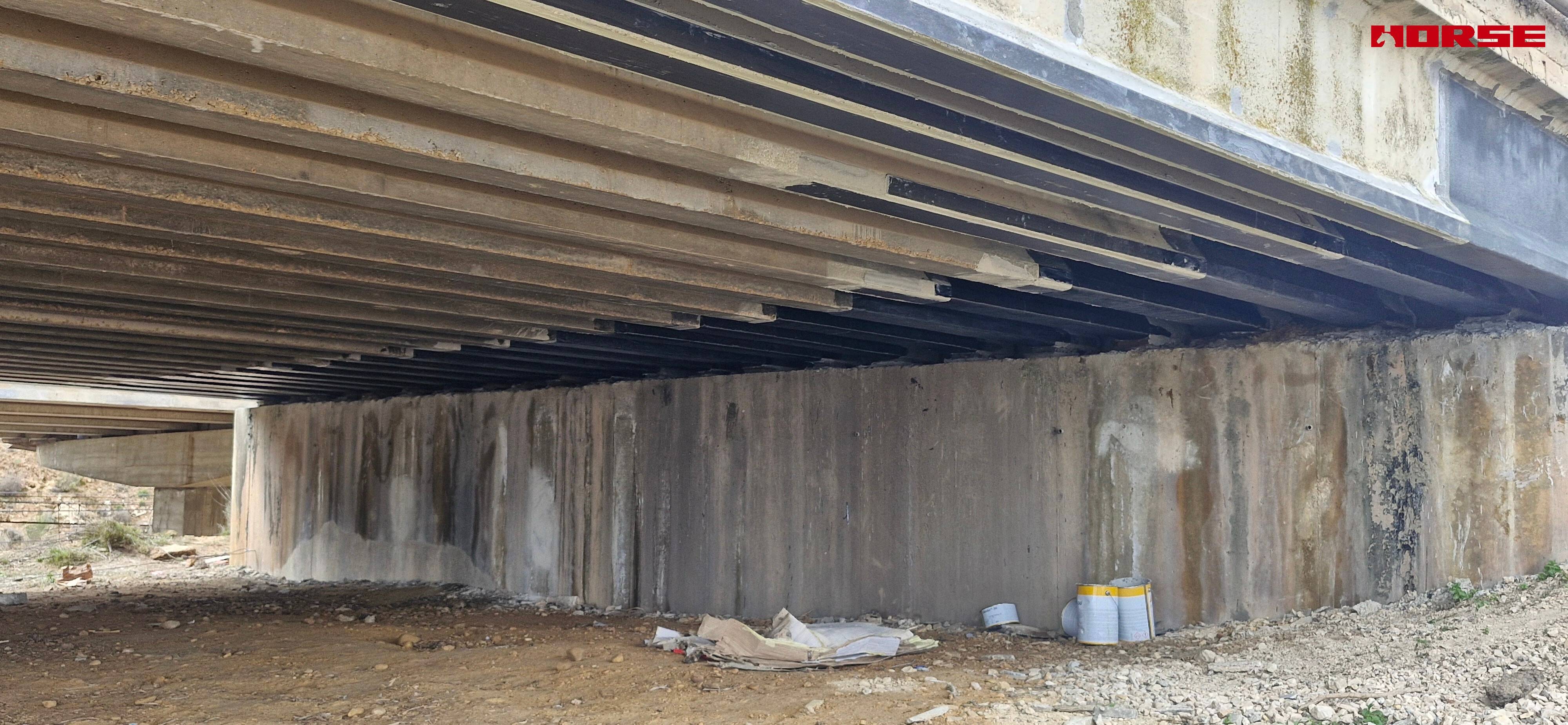 Renforcement d'un pont multi-poutres en béton précontraint par laminé CFRP et U-wrap Renforcement d'un pont multi-poutres en béton précontraint par laminé CFRP et U-wrap
