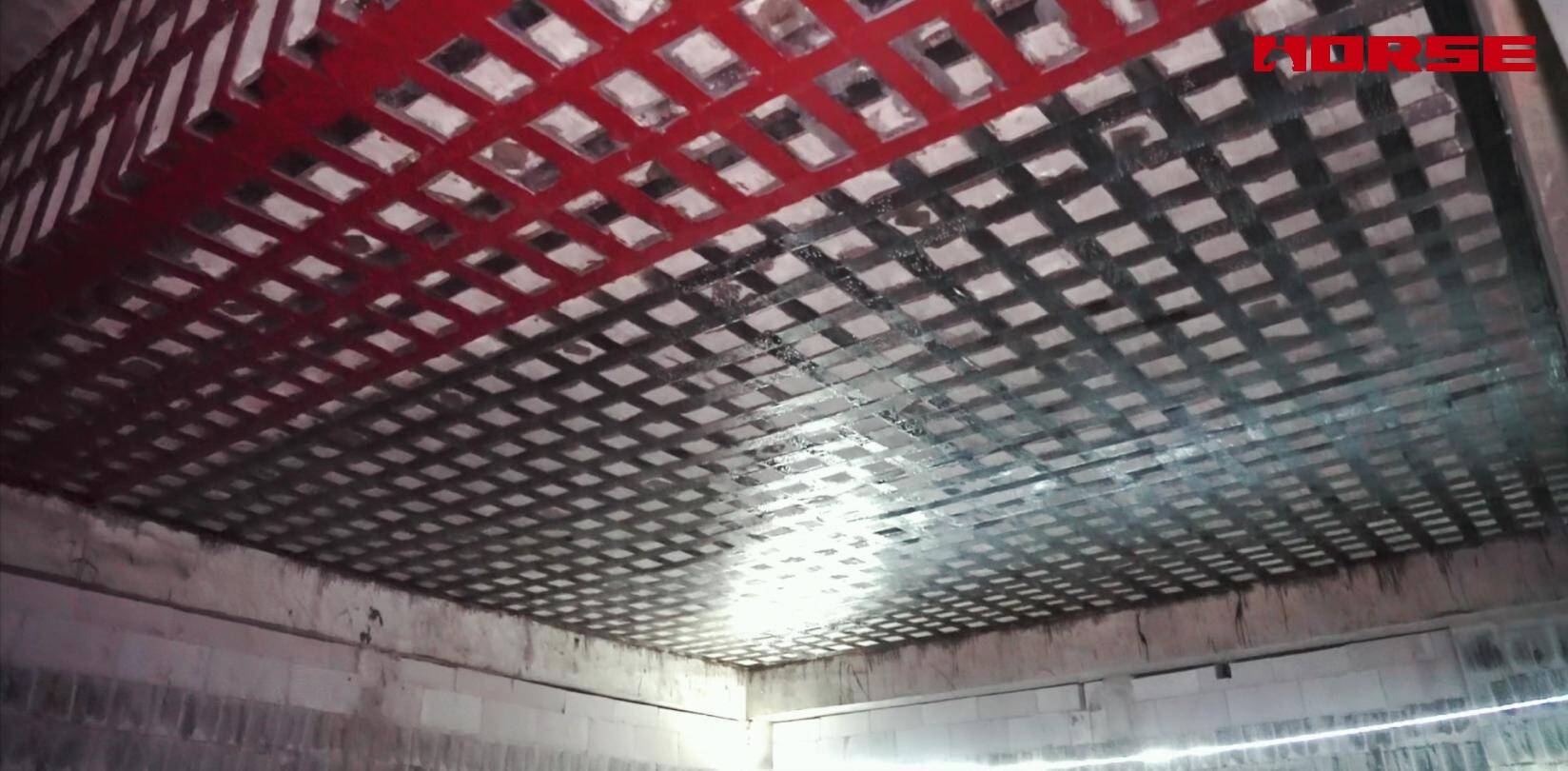 Renforcement d'un centre de croisière en béton par fibre de carbone et collage d'acier