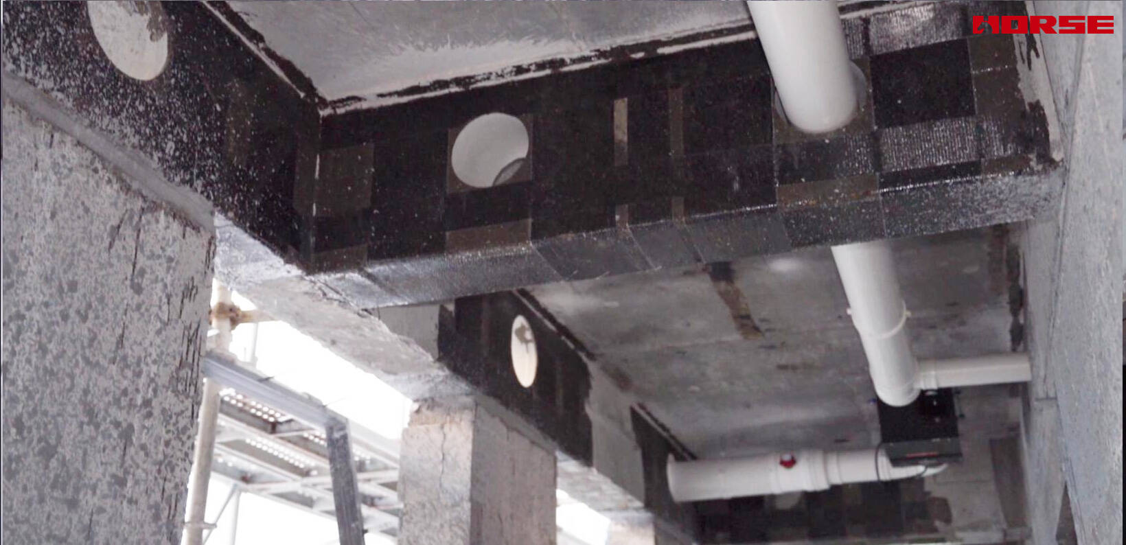 Renforcement des ouvertures de poutres en béton armé par tissus de fibre de carbone