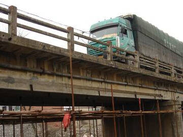 Stratifié CFRP précontraint pour pont renforcé