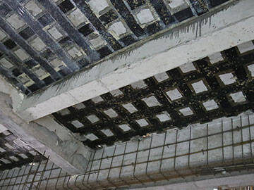 Un polymère renforcé de fibres de carbone enveloppe la poutre et la dalle