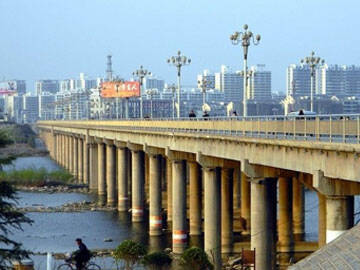 Renforcement des plaques d'acier du pont de Yi Longwan par adhésif de perfusion