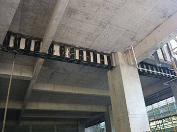 Un revêtement en fibre de carbone a renforcé les fissures de la poutre en béton