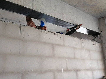 Réparation de fissures dans une structure en béton par un tissu en fibre de carbone