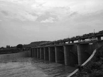 Tunnel de drainage de réservoir renforcé de fibre de carbone