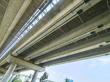 Renforcement du pont de poutre en béton à l'aide d'une plaque de CFRP précontraint